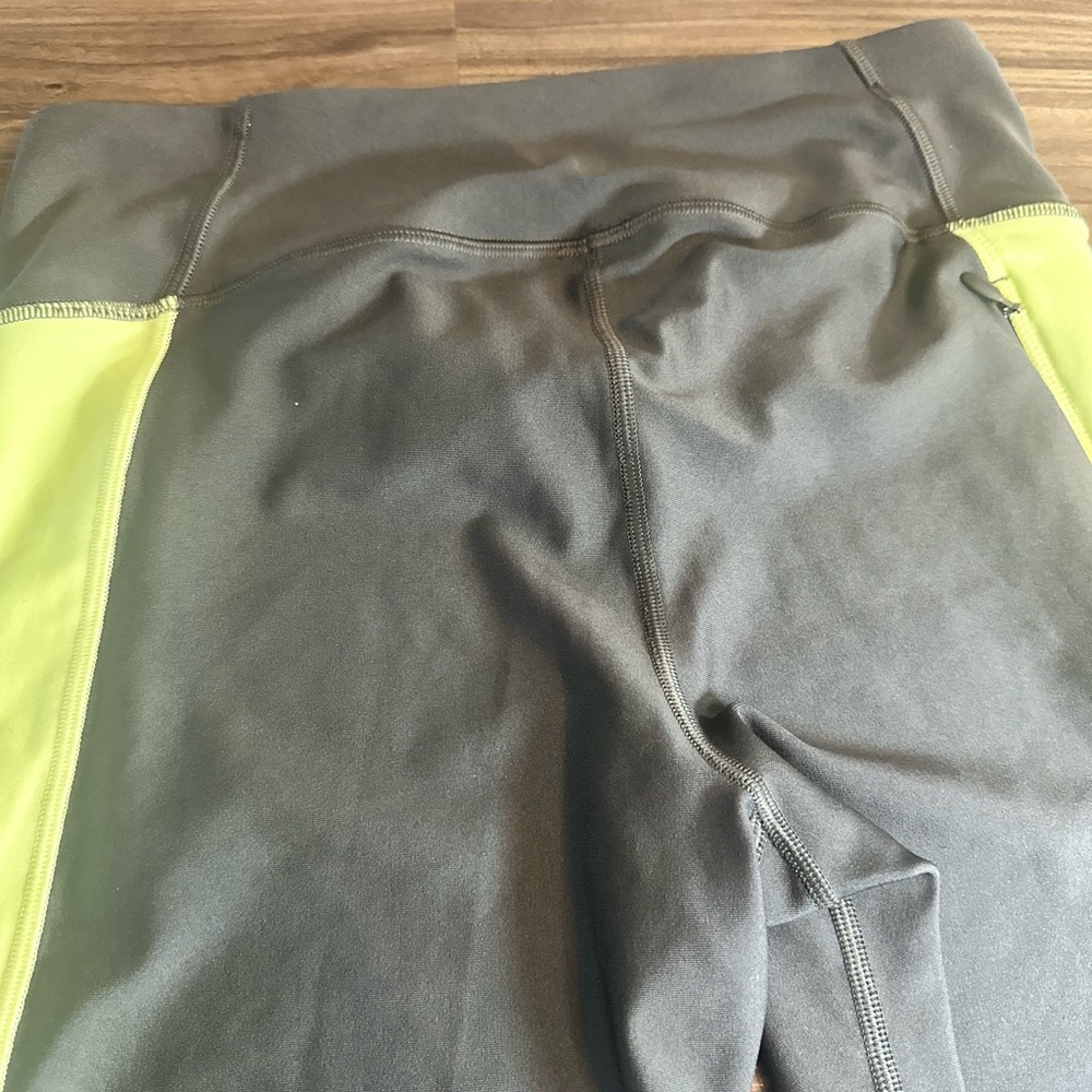 Under Armour HeatGear Compression Capri Leggings Gray Neon Green Women’s Large - Picture 10 of 12